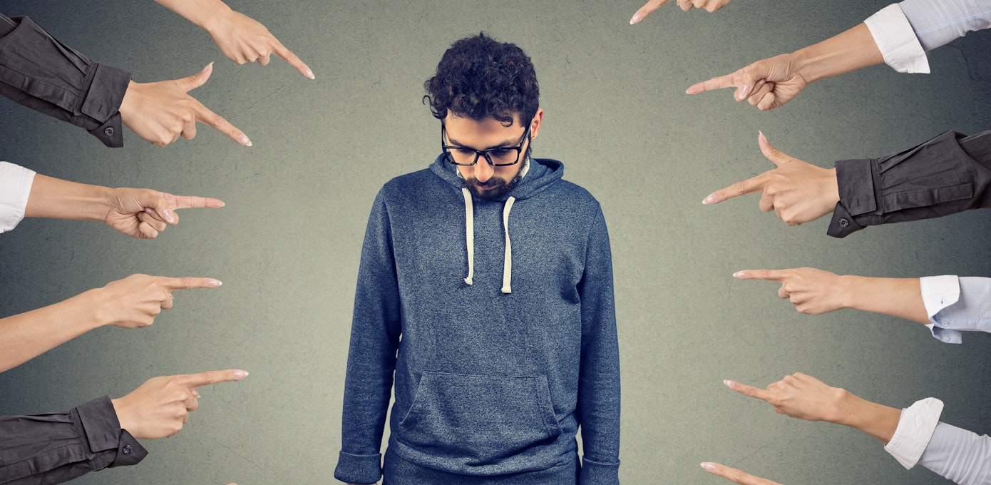 An image depicting a person suffering from anxiety when doing something in front of a group symptoms