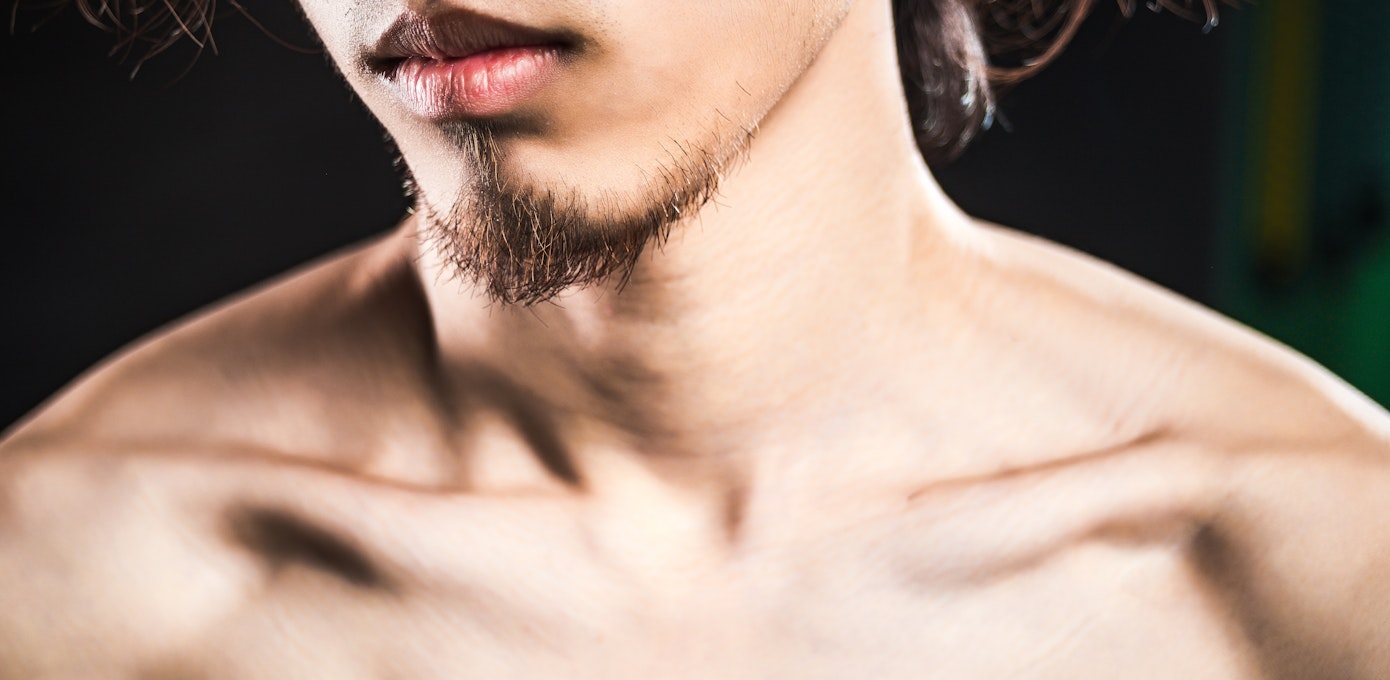 An image depicting a person suffering from collarbone pain symptoms