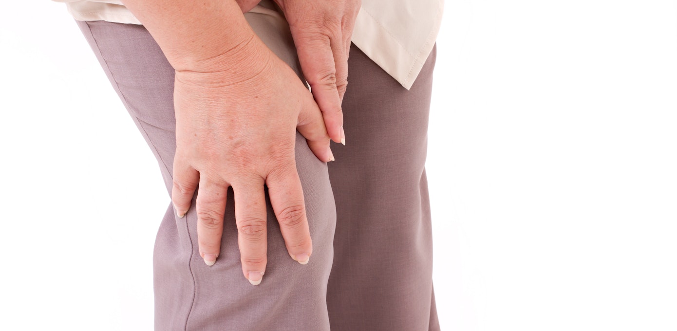 An image depicting a person suffering from knee stiffness symptoms